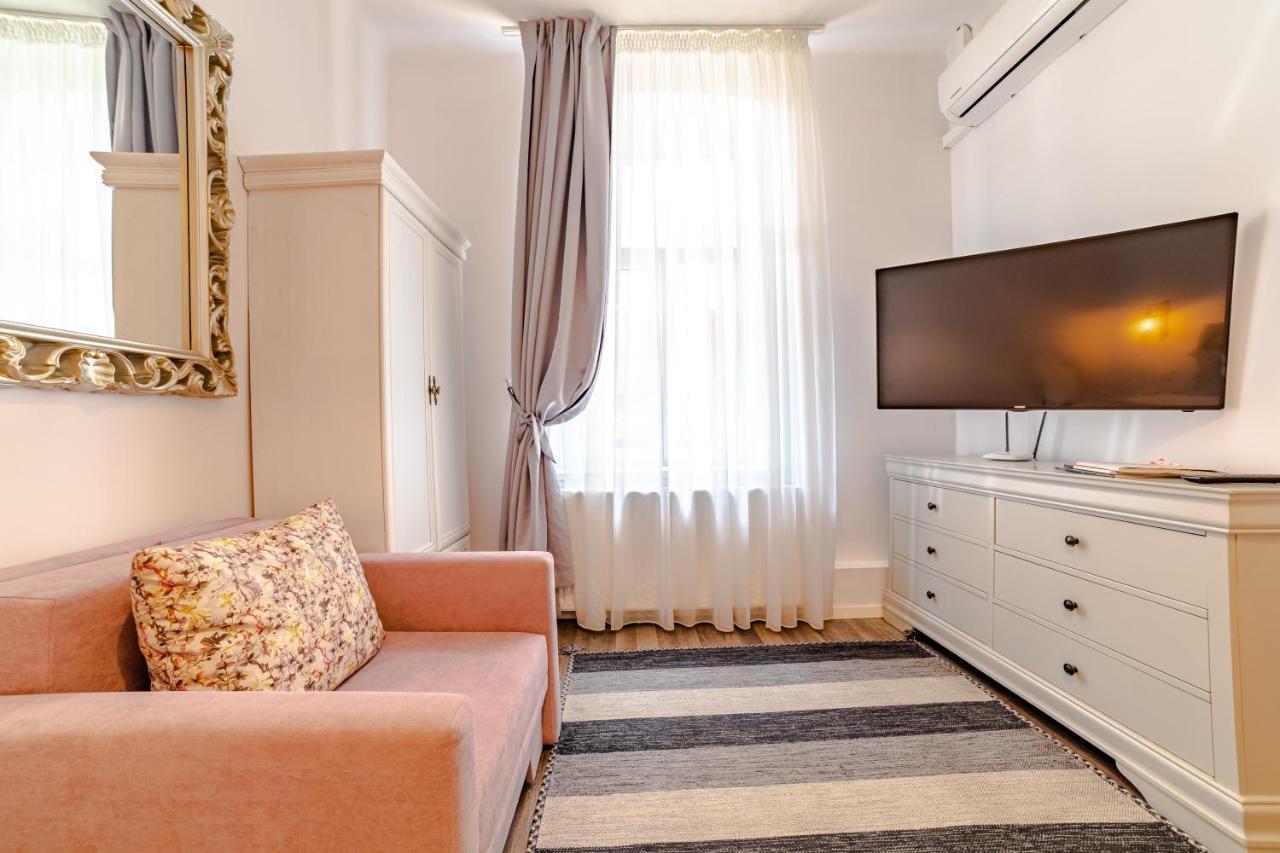Albert Residence With Complimentary Parking Brașov Exterior foto